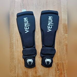 Venum 14oz gloves with shin guards